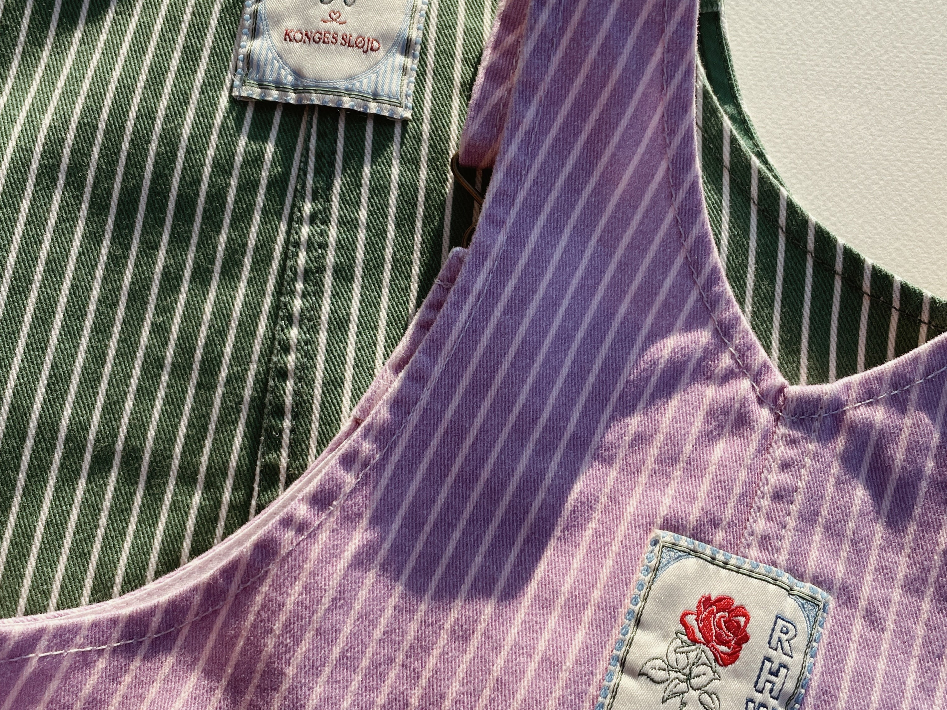 Konges Sløjd A/S Grenouillères et Jumpsuits - Tissé stripe lupino