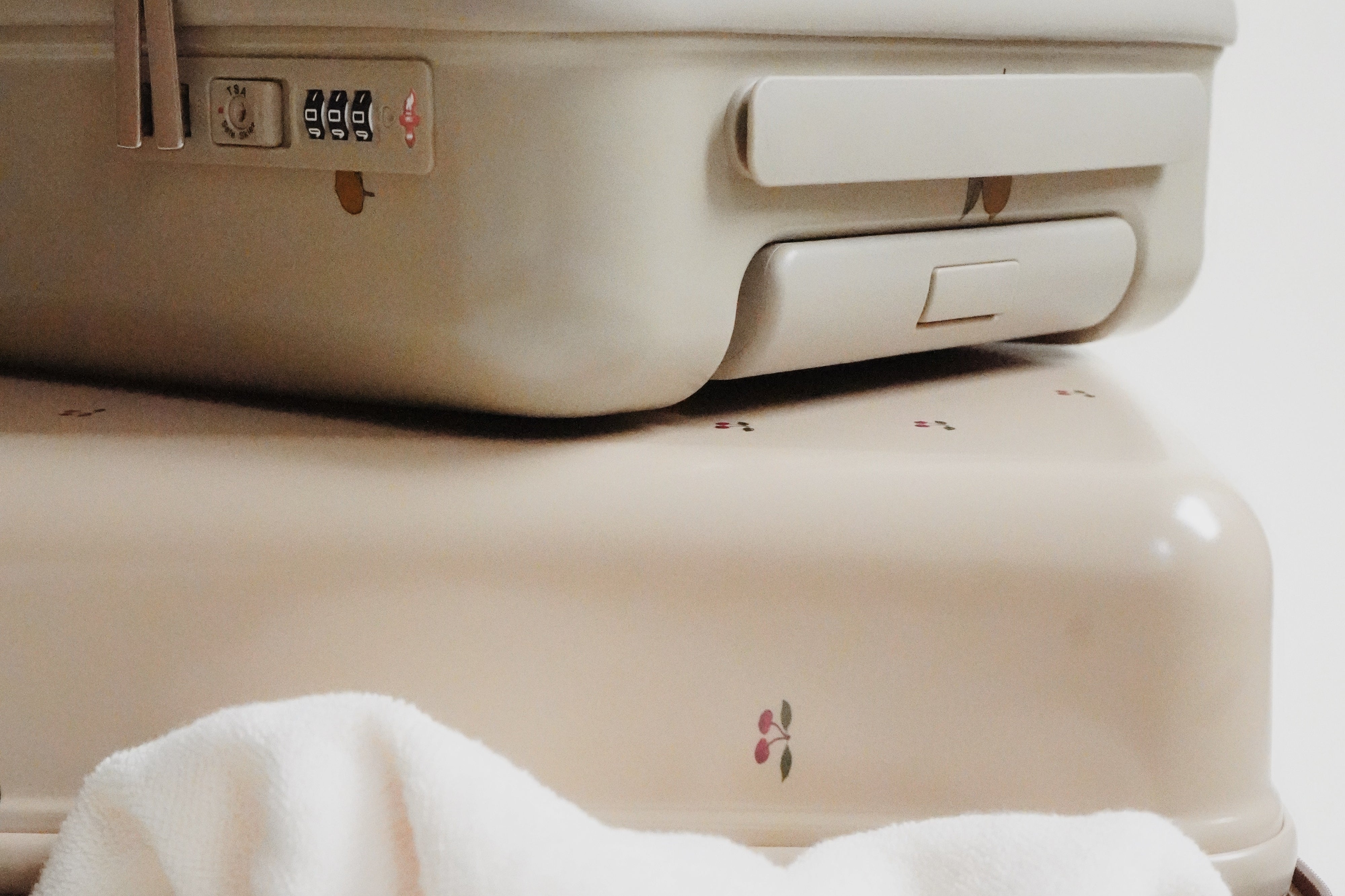 Konges Sløjd A/S TRAVEL SUITCASE lemon