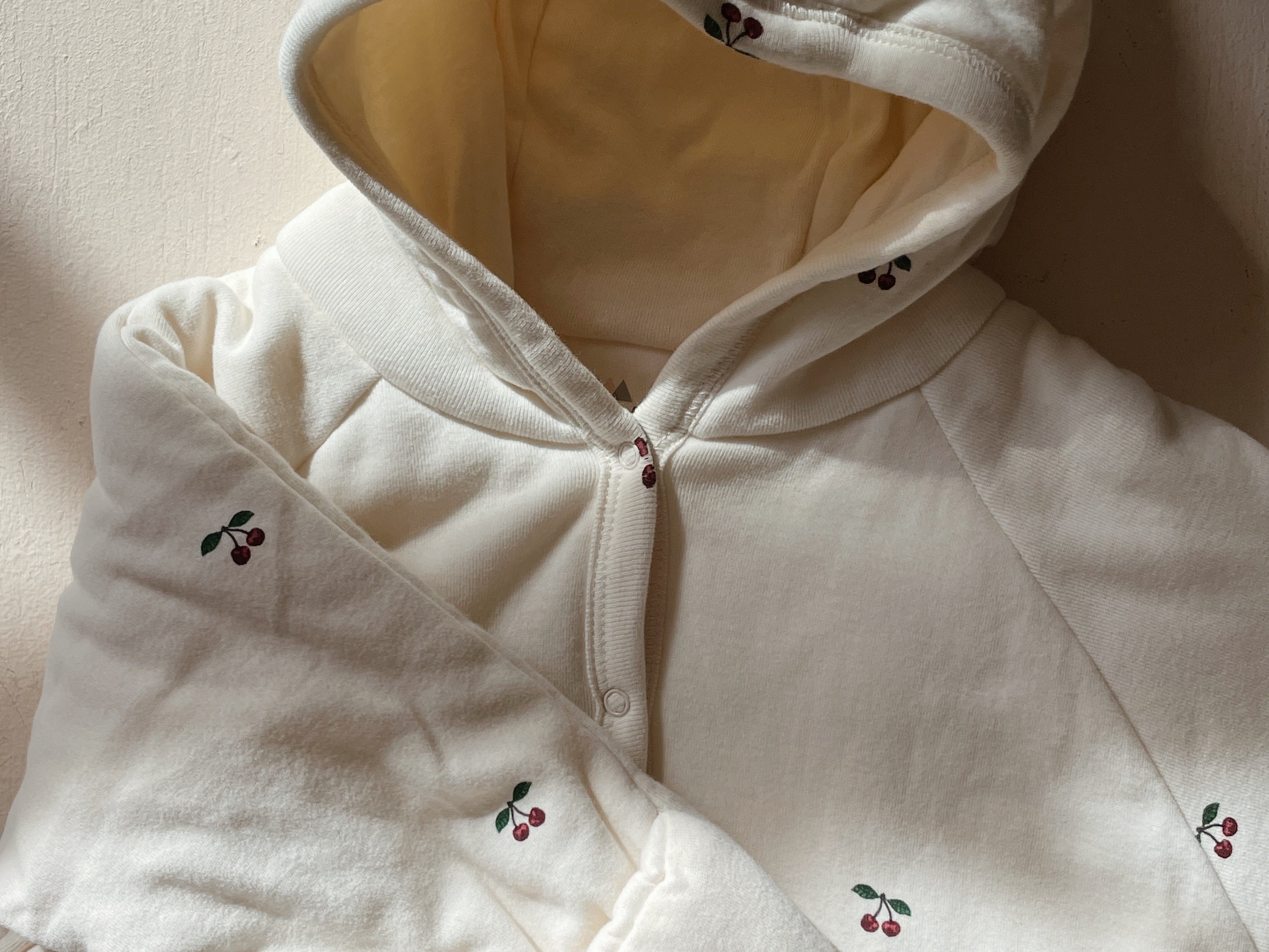 Konges Sløjd A/S Grenouillères avec capuche cherry
