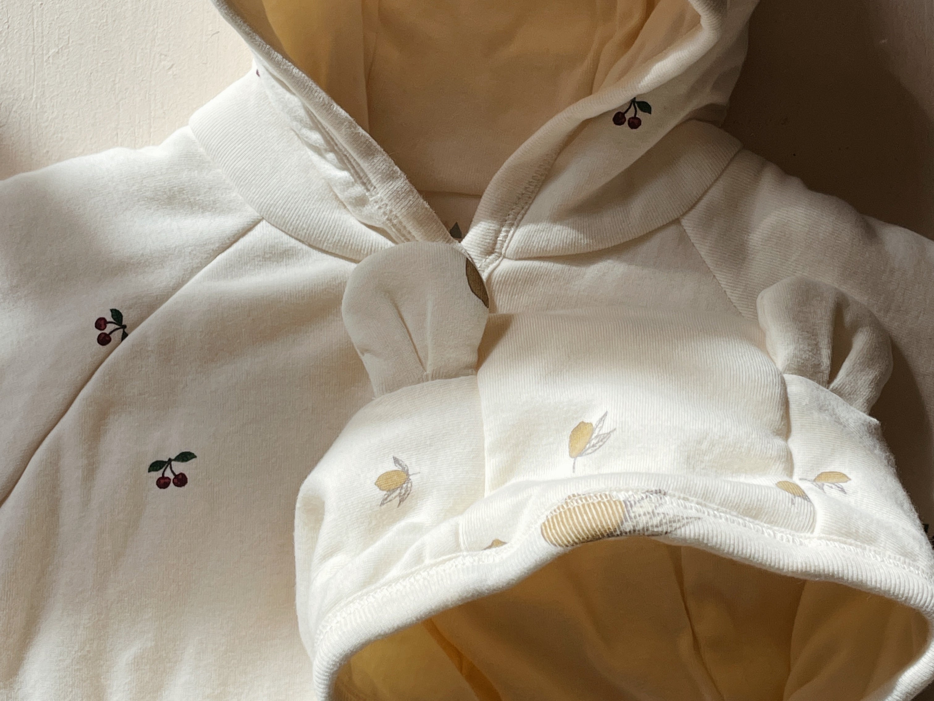 Konges Sløjd A/S Grenouillères avec capuche cherry
