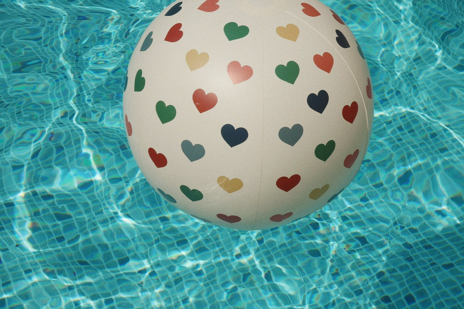 Konges Sløjd A/S ballon de plage bon coeur coloré